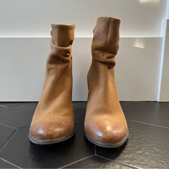Arnold Churgin - neutral tan ankle boots - size 5.5 - Picture 3 of 8